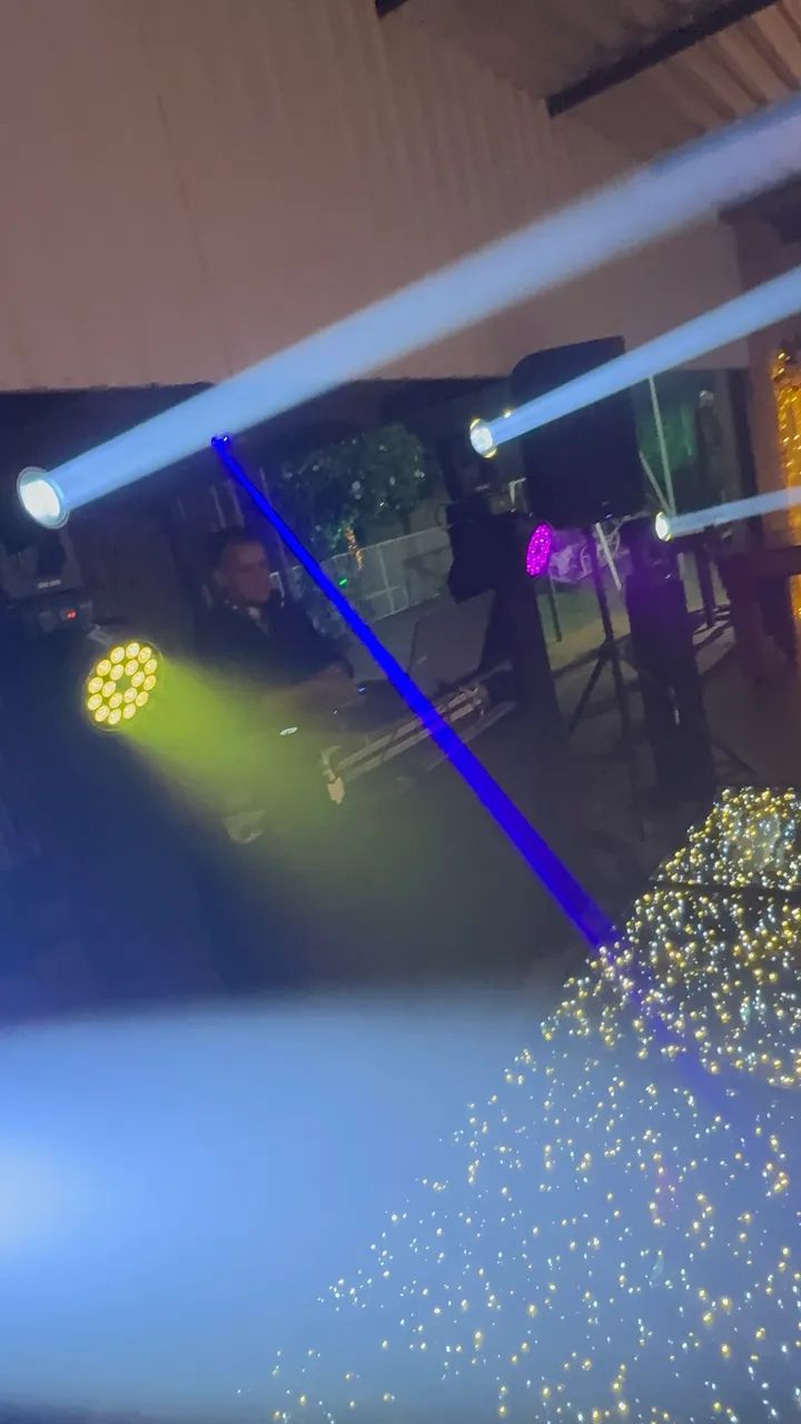 Dj som iluminação e pista de dança 