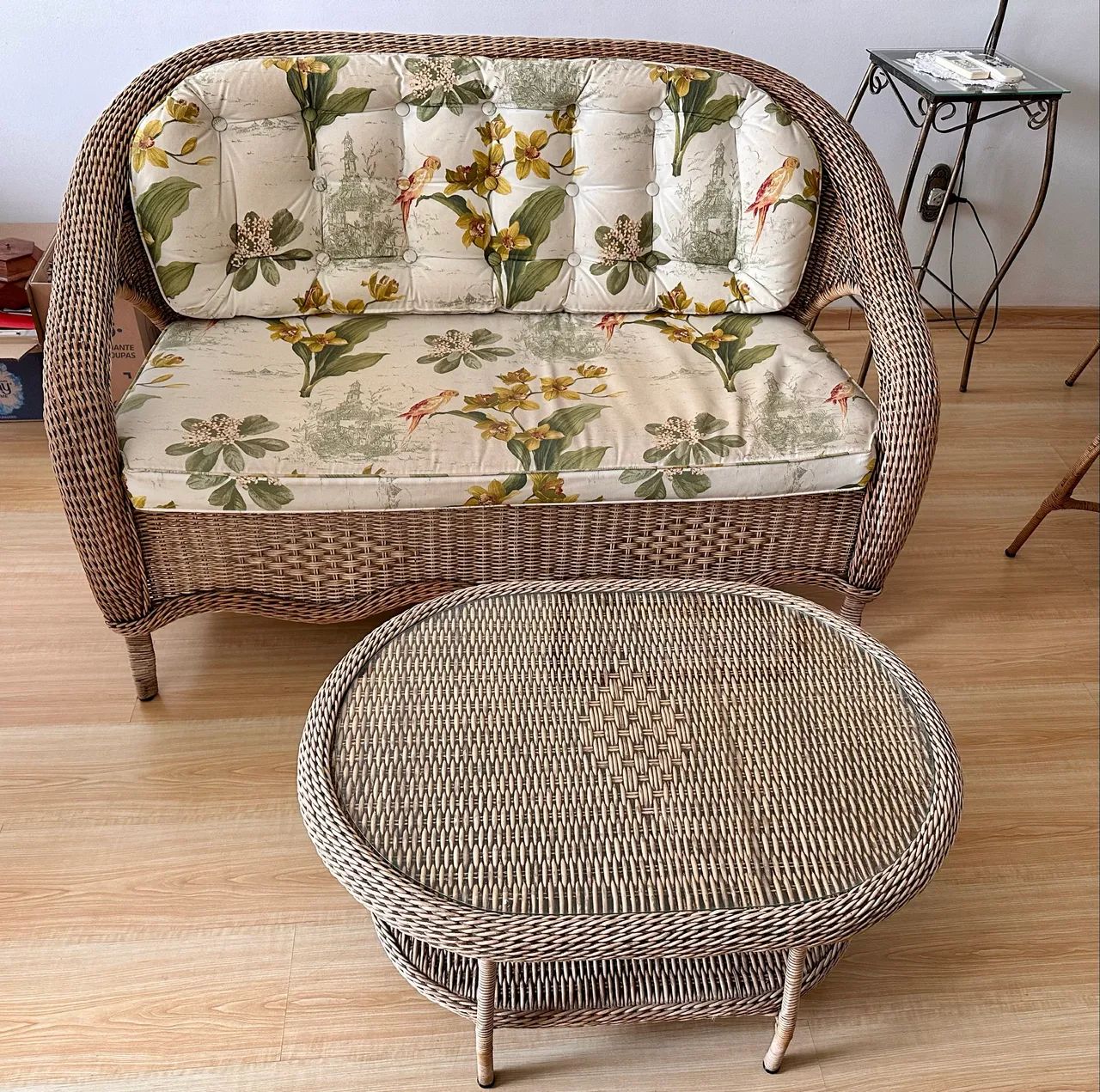 Conjunto sofá, mesa e uma poltrona em vime 