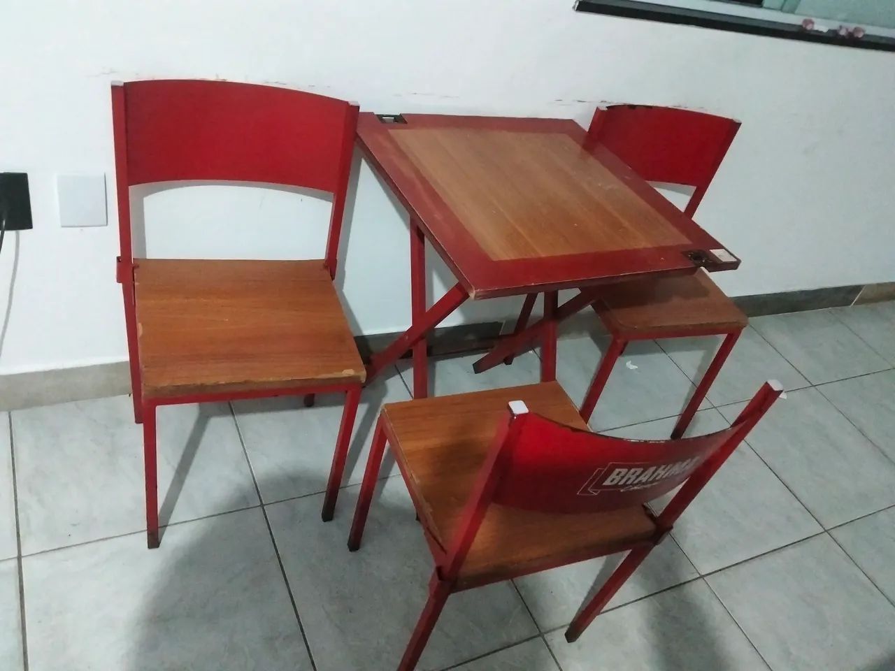 Jogo de mesa com cadeiras 