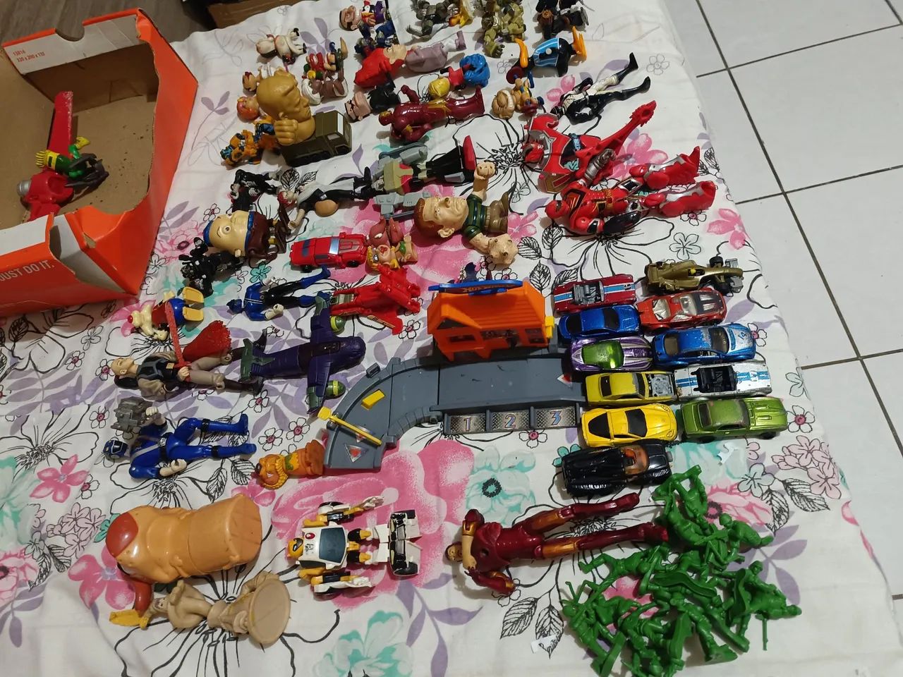 Lote de Carrinhos e bonecos  - Foto 4