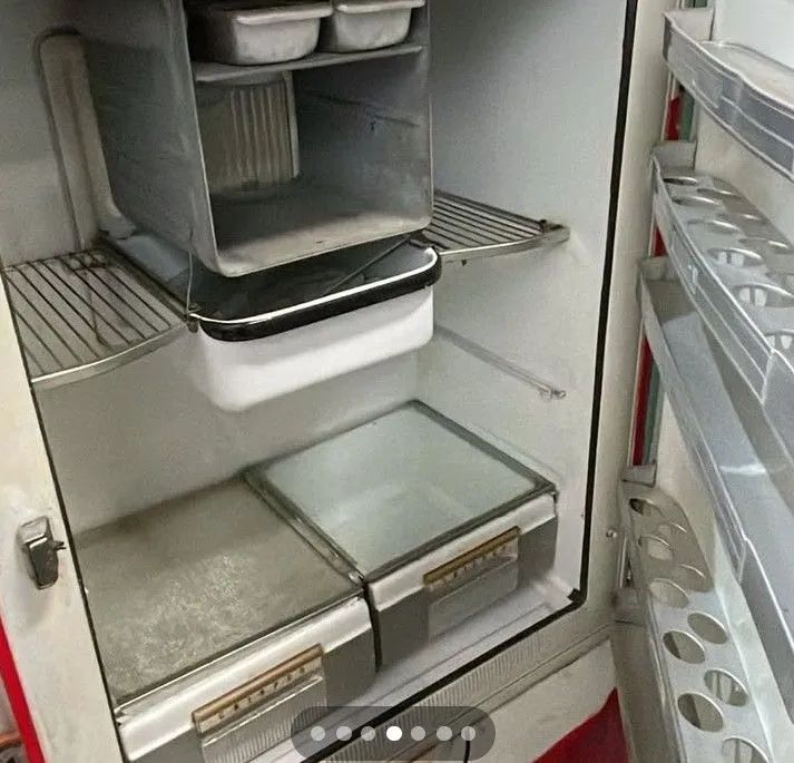 Geladeira retrô década de 40 funcionand pr colecionador ou para quem ama design exclusivo  - Foto 2