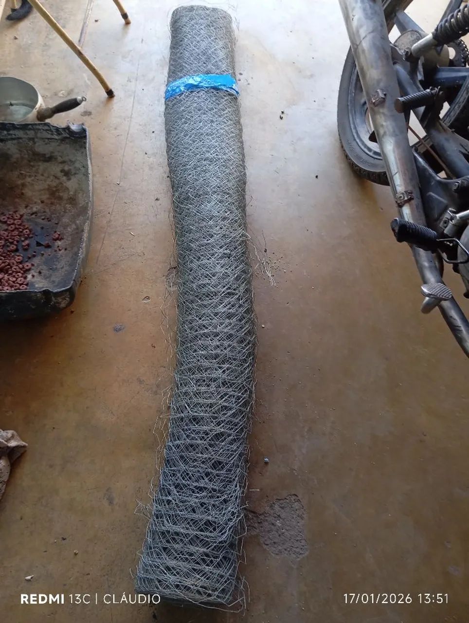 Tela de galinheiro de 1,80 de altura por 30 metros de comprimento . paguei 210,00 reais 