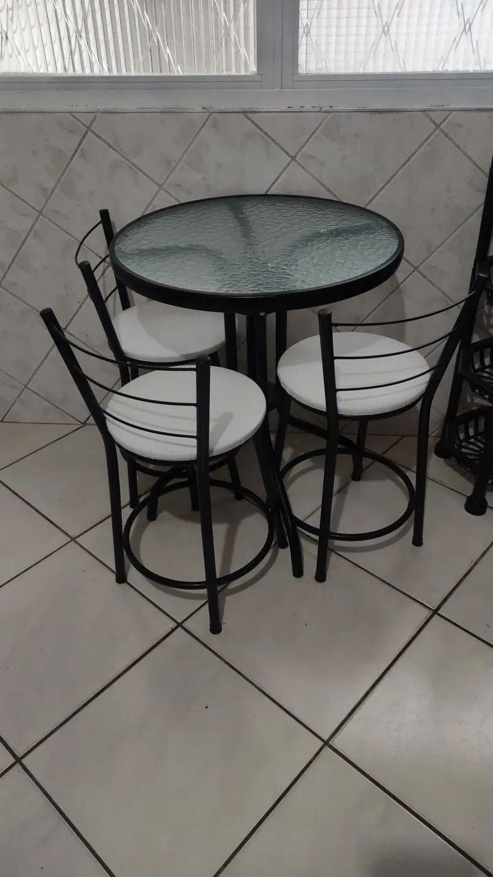 Conjunto de  mesa com banquetas