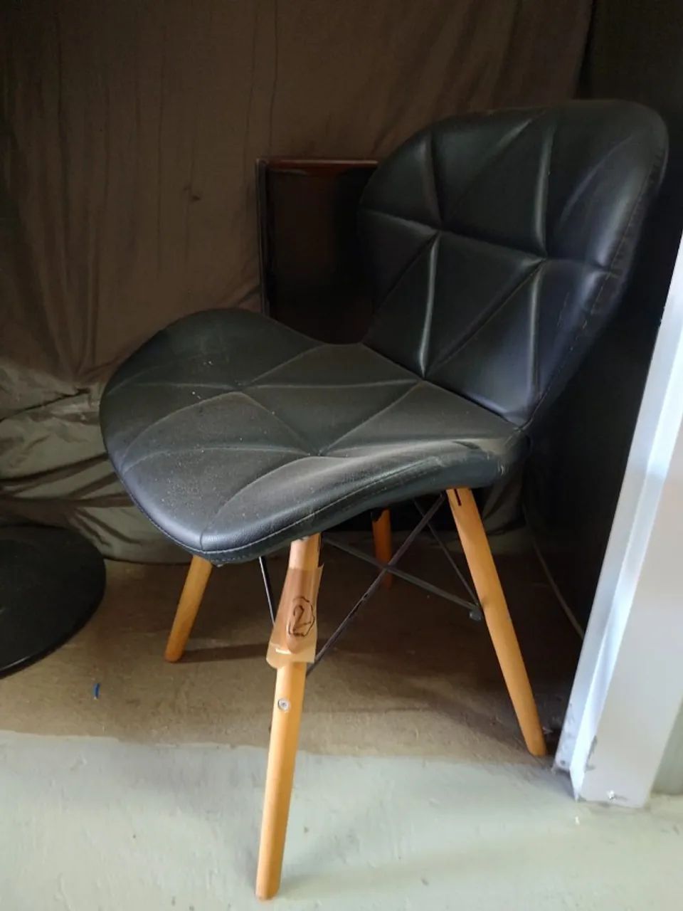 Duas Cadeiras estofadas tipo Eames Eiffel preta - Foto 2