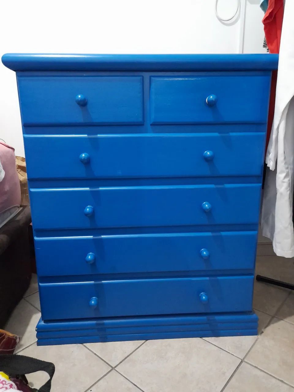 Comoda de madeira maciça .