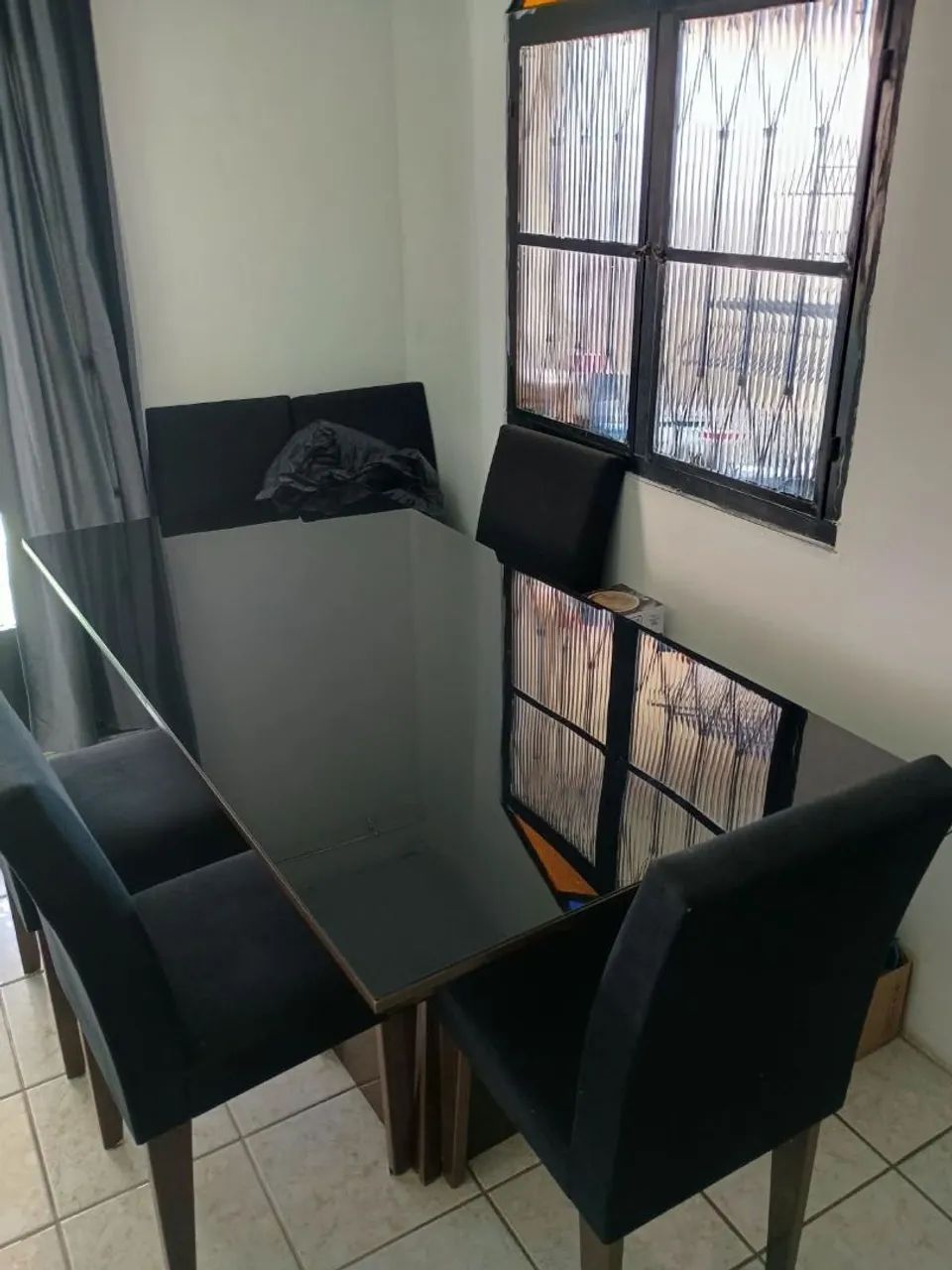 Mesa enorme linda com 6 cadeiras 