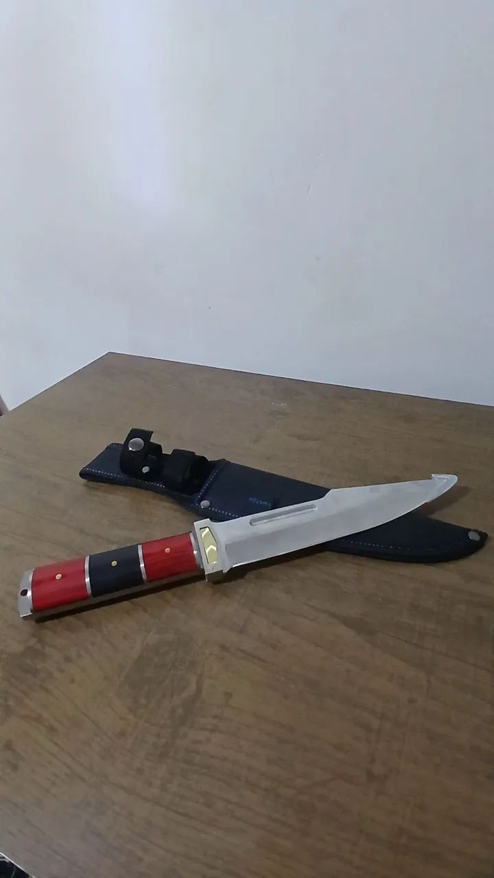 Faca de Caça Luxo Cabo Resinado Vermelho/Preto com Bainha
