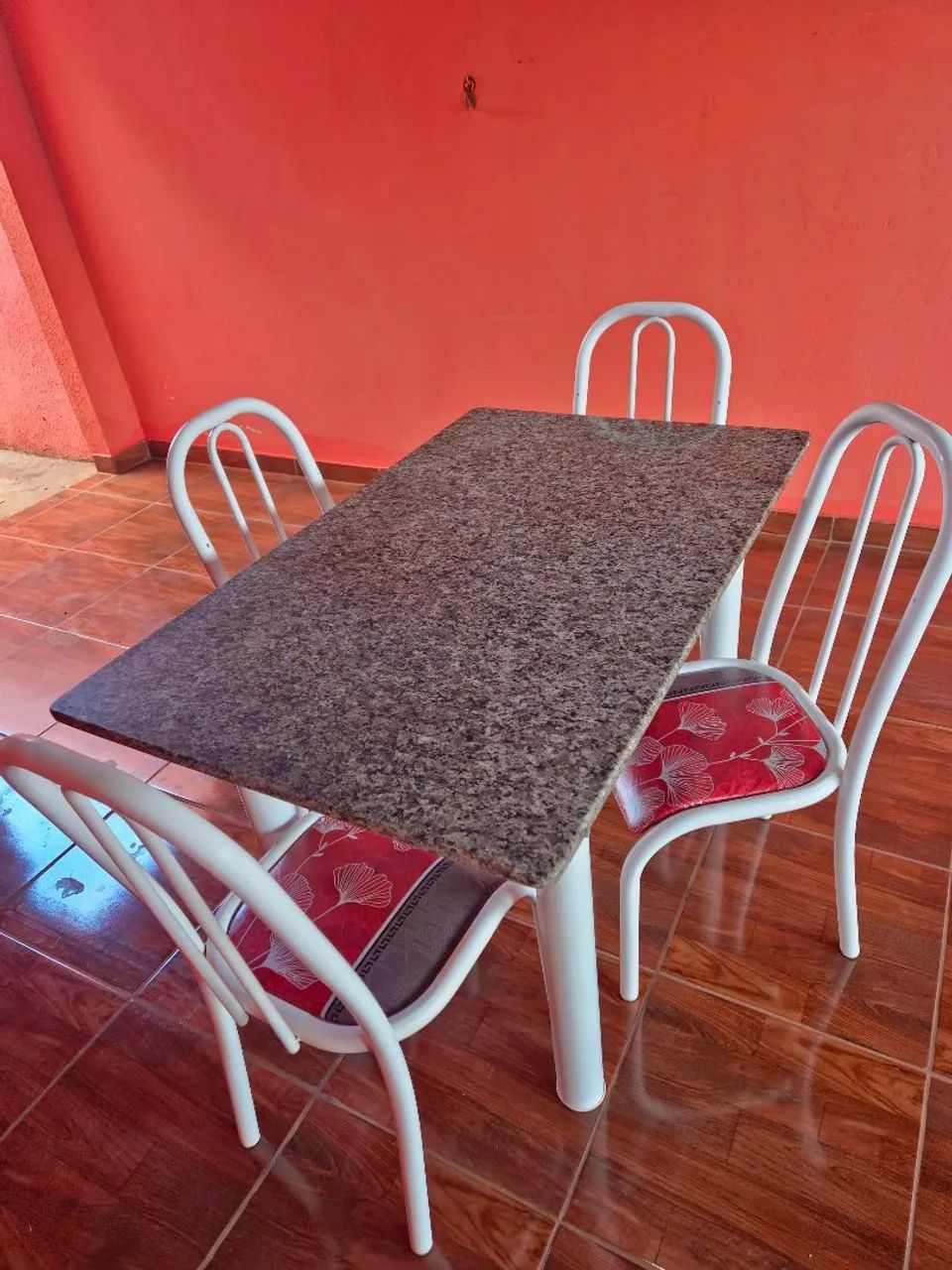Linda mesa marmore com 4 cadeiras 