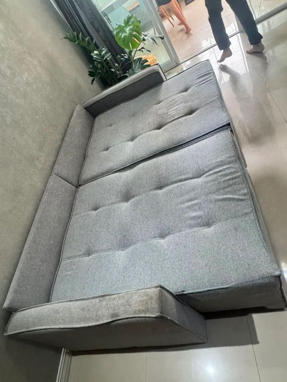 Sofá retrátil, vira cama, material linho. - Foto 2