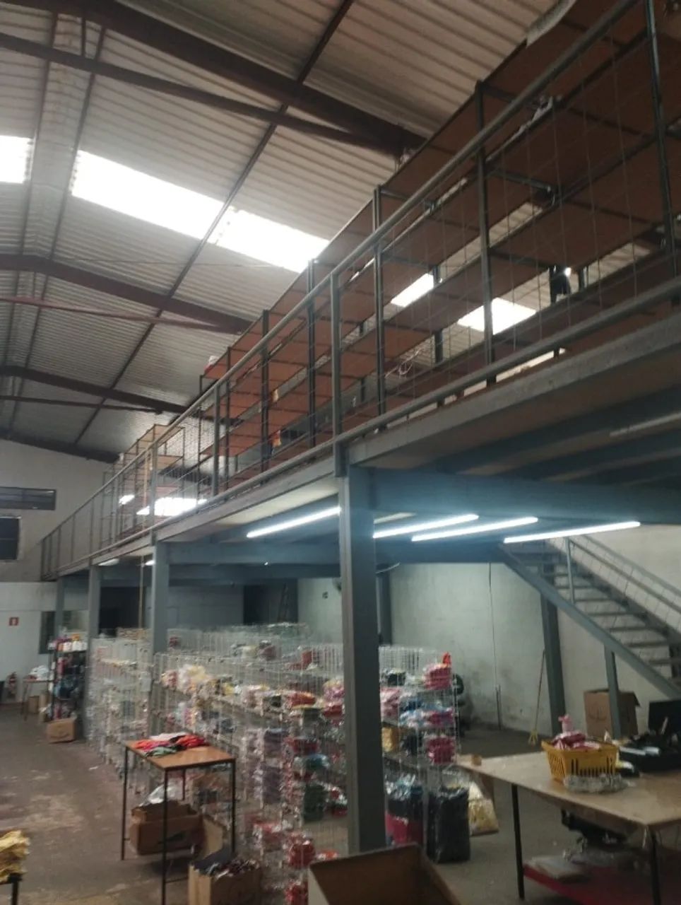 MESANINO COM ELEVADOR DE CARGA