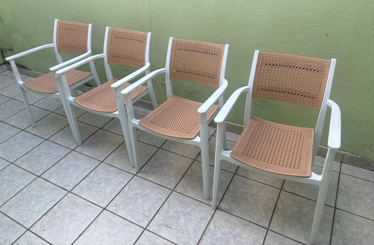 Jogo de Cadeiras em Plástico 