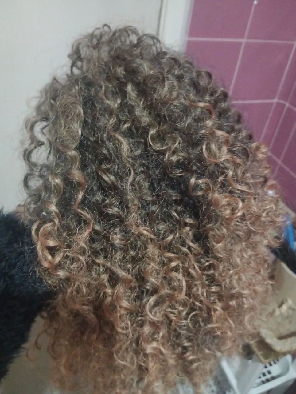 Peruca cacheada  morena iluminada linda