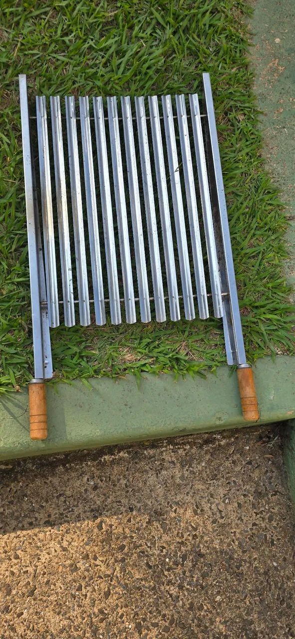 Pure stainless steel grill, specially designed for barbecues. Size: 74x41 cm.