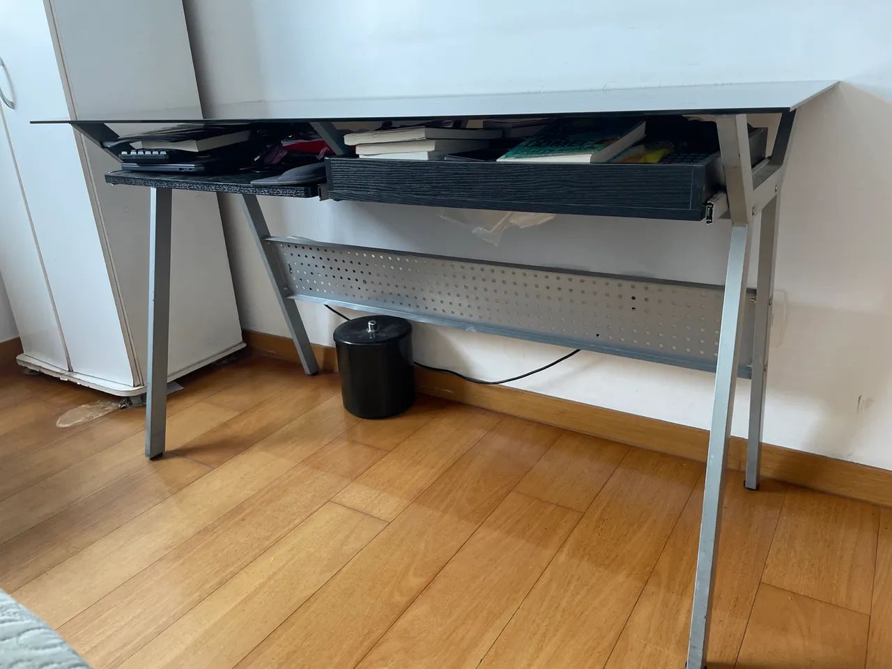 Escrivaninha com tampo de vidro preto  - Foto 4
