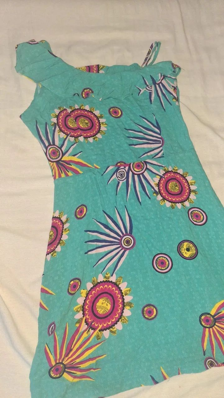 Vestido curto verde e estampado