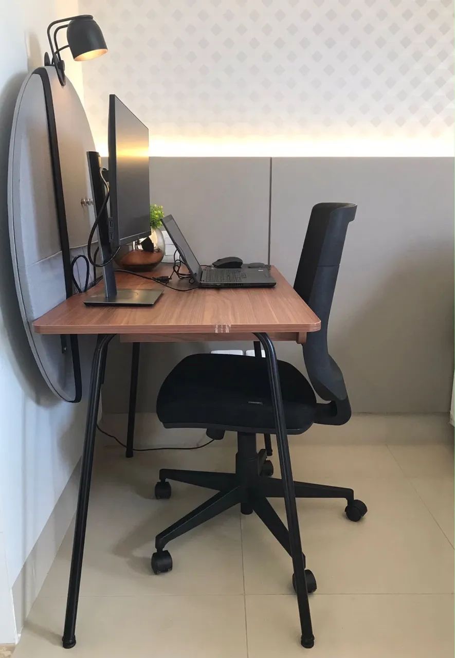 Mesa de escritório com painel e luminária 