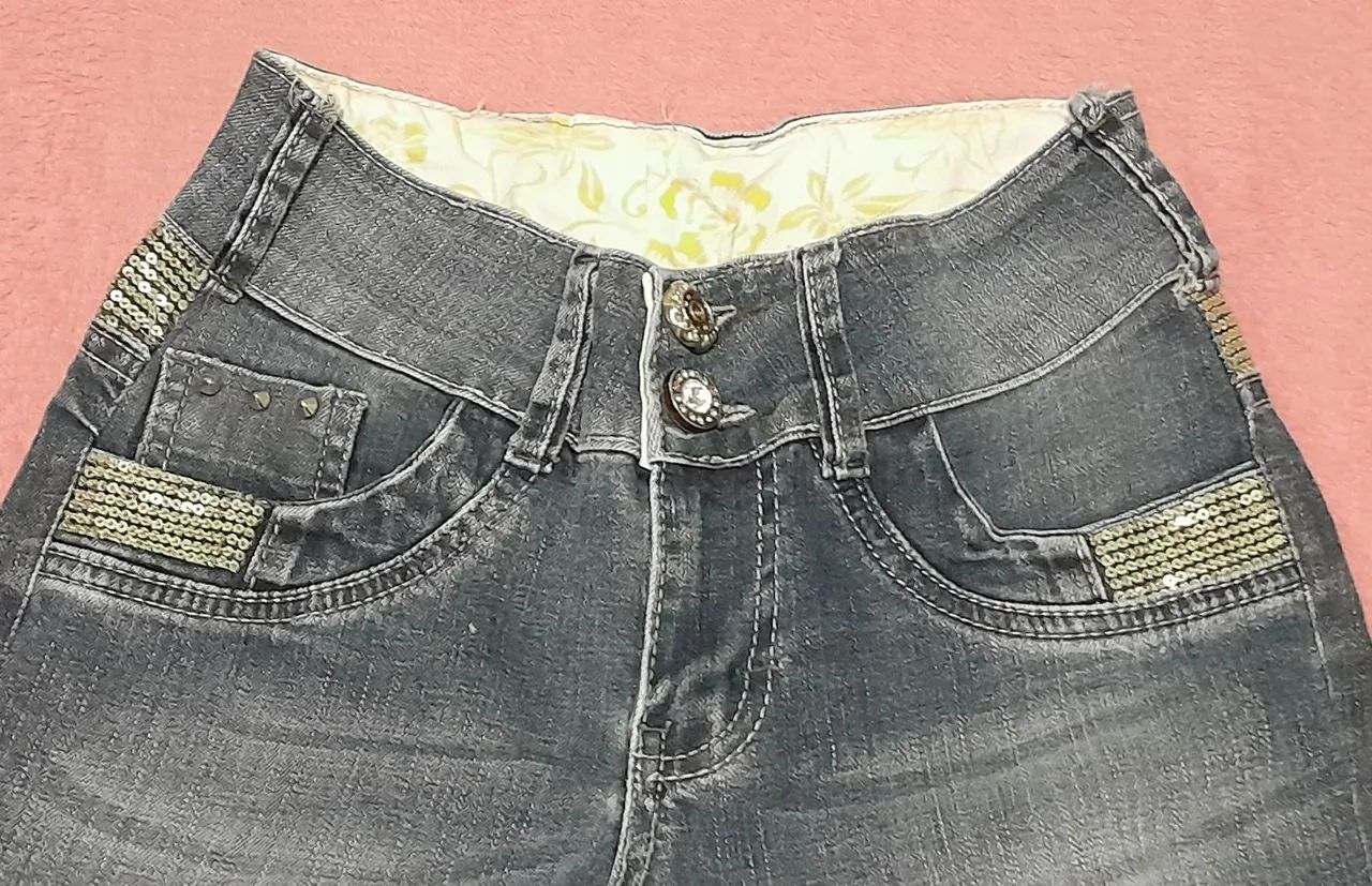 Calça jeans com detalhes dourado 