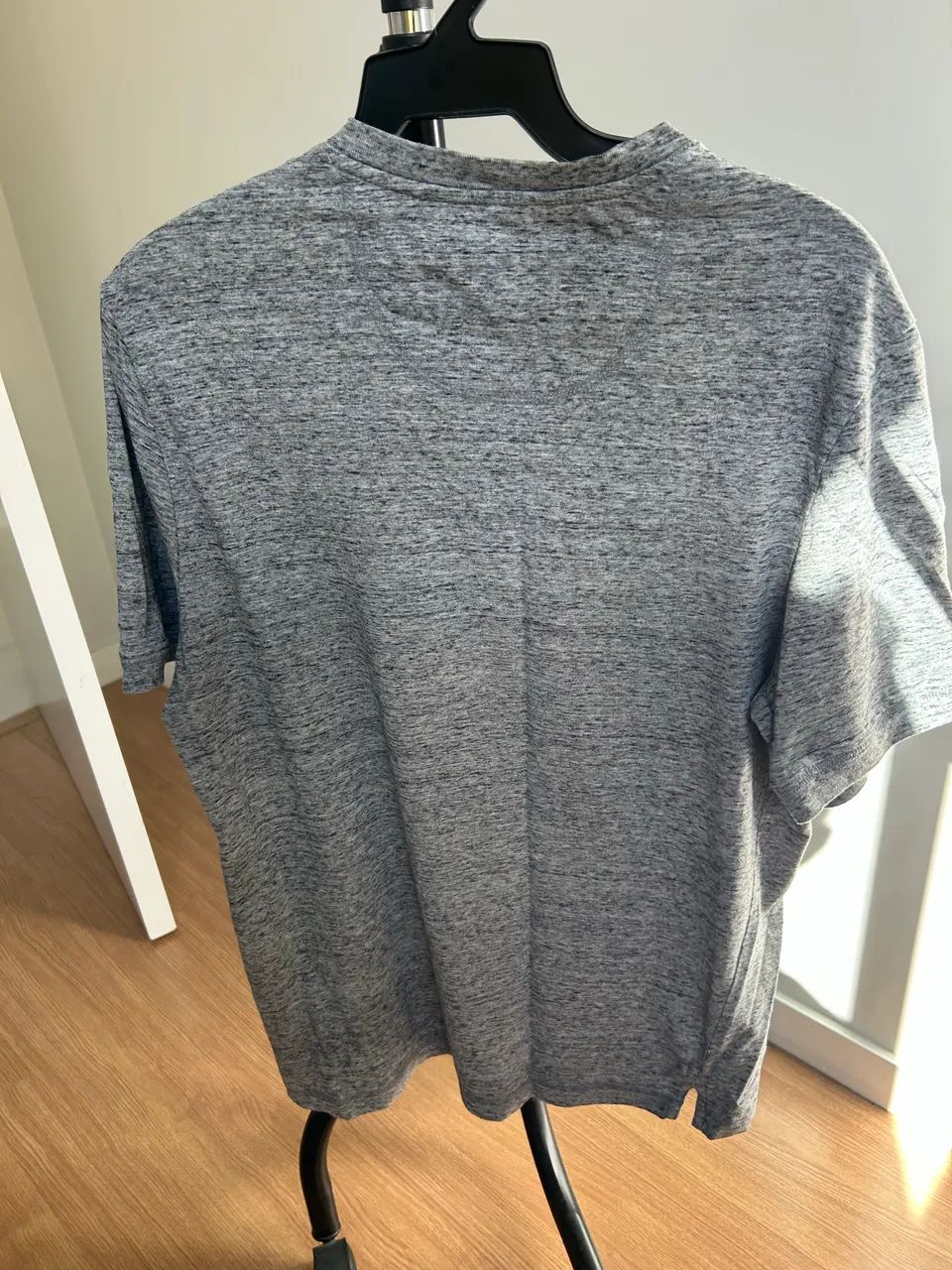 Camiseta M  com botões  - Foto 2