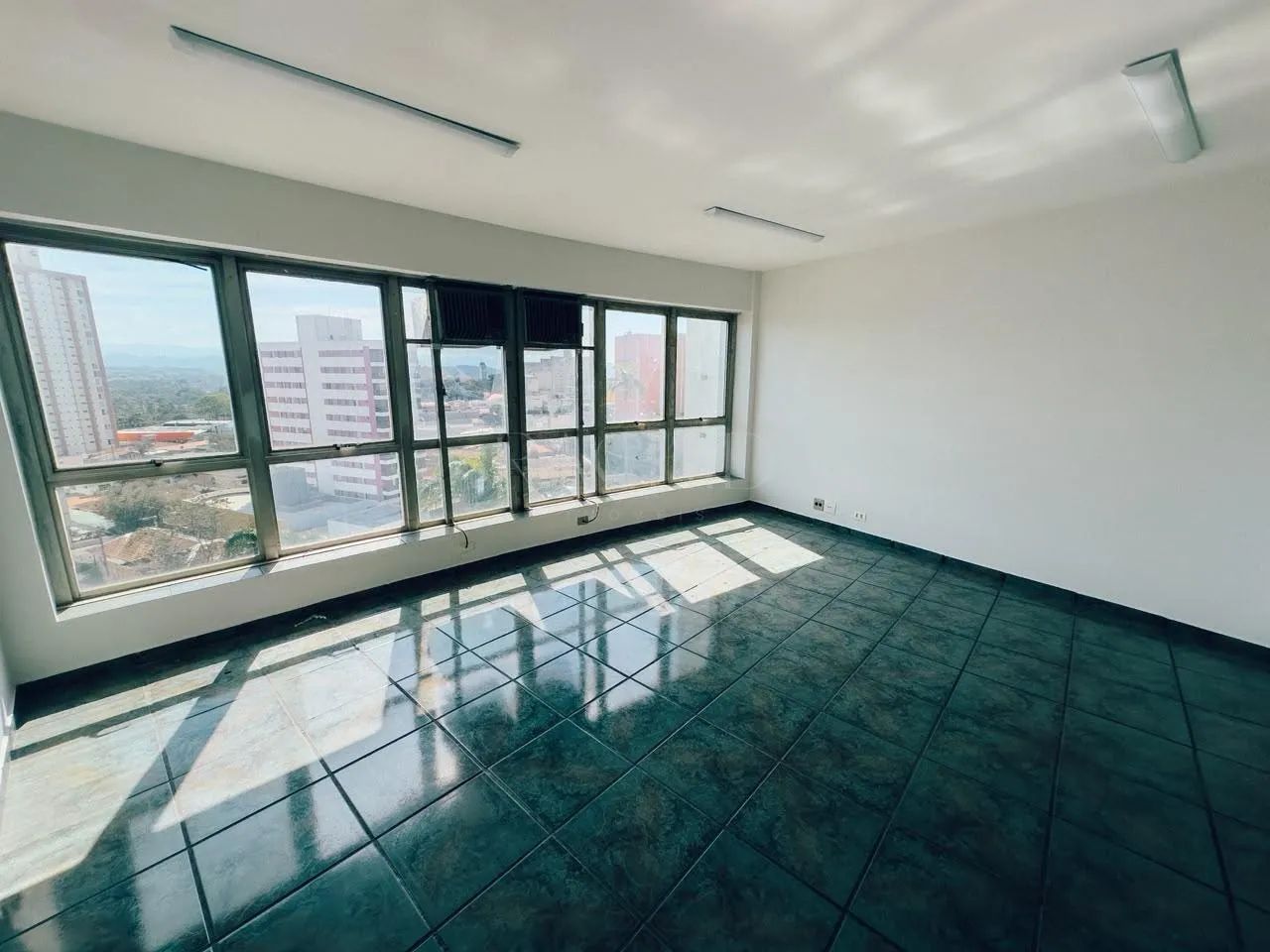 Sala Comercial Conjugada com Ar Condicionado em Centro - São José dos Campos