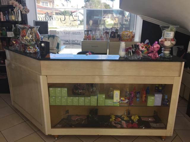 Balcão de recepção com vitrine e caixa - Foto 4