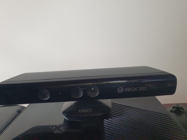 Xbox 360E console com kinect e 2 controles  - Foto 2