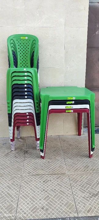 Mesas e cadeiras de plástico 