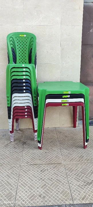 Mesas e cadeiras de plástico