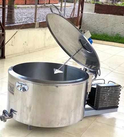 Resfriador 300 L  de Leite Semi Novo  220v Água Caldas 