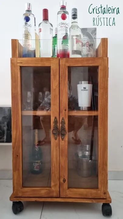 Cristaleira Rustica de Madeira com Rodízios