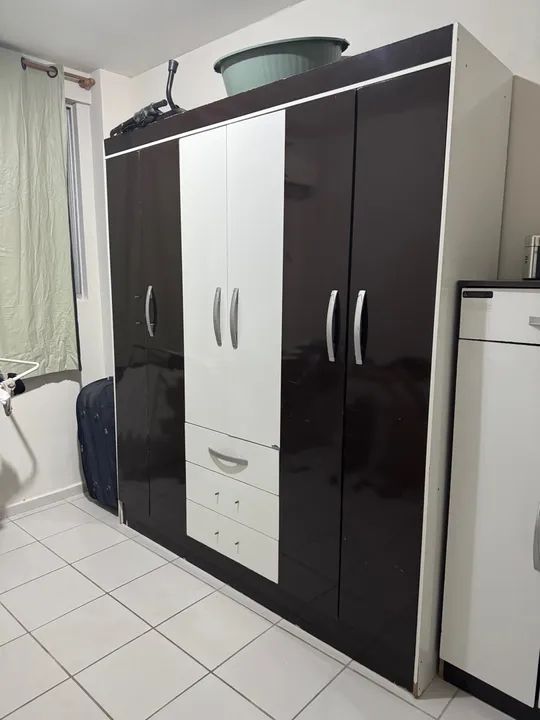 Guarda-Roupas de Casal Preto e Branco - Foto 2