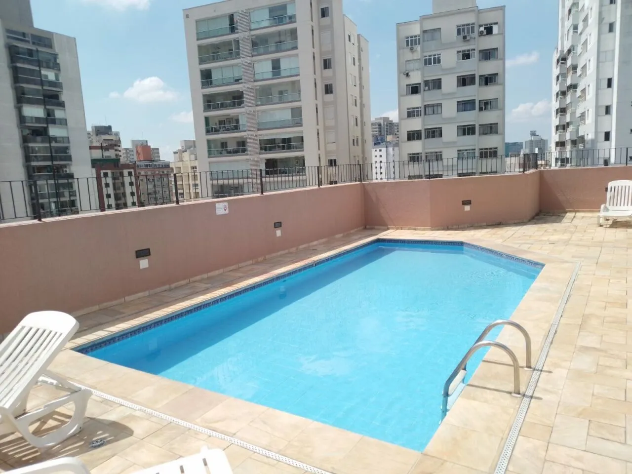 Rua Paim prédio semi novo