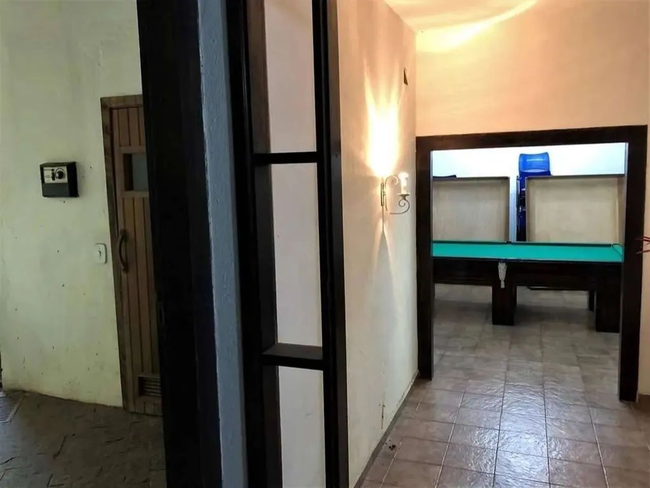 Rústica, 2.400m² de terreno, 2 piscinas (externa e raia coberta), lareira, SPA e jogos - Foto 4