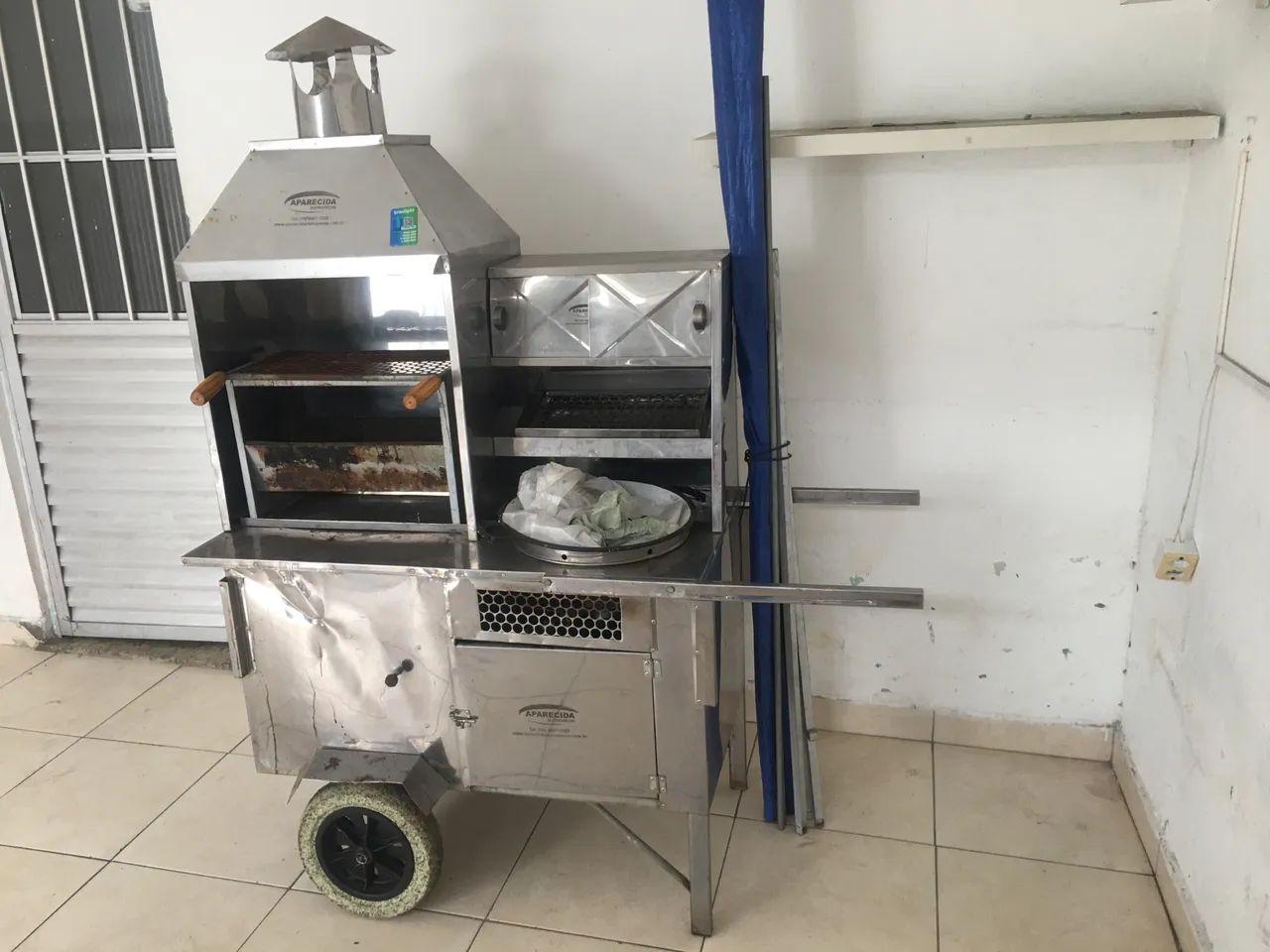 Carrinho de churrasqueira com fritadeira  e cobertura individual