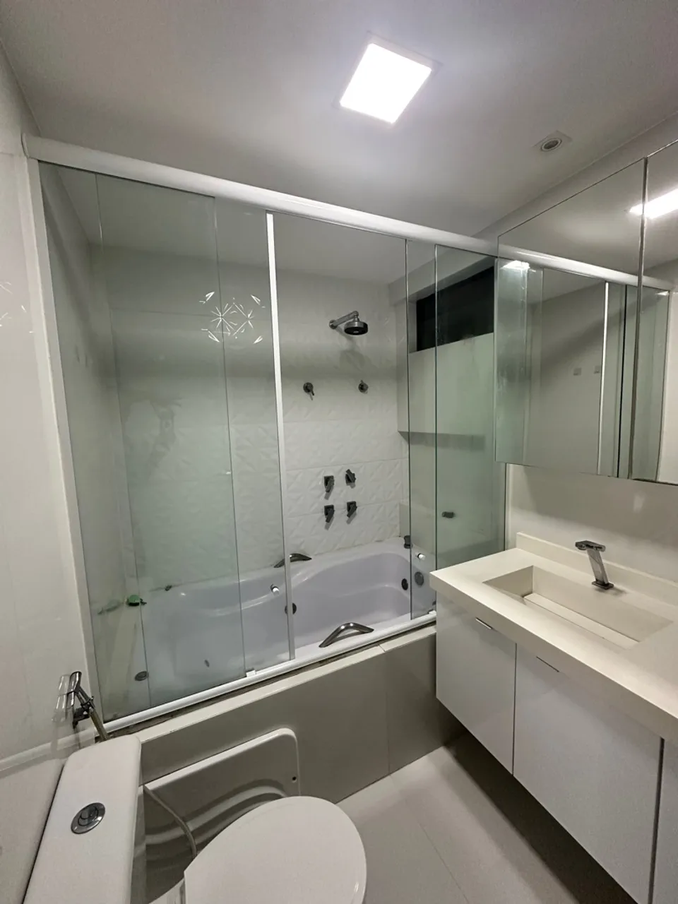 Vendo banheira de hidromassagem completa, incluindo o box.