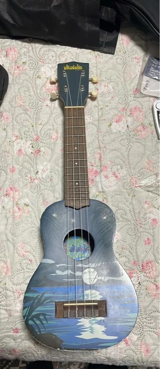 Ukulele Ukadelic com design de lua e praia
