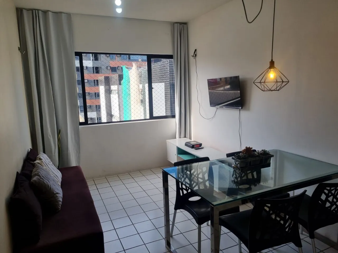 Alugo Quarto e Sala Mobiliado na primeira quadra da Jatiúca.