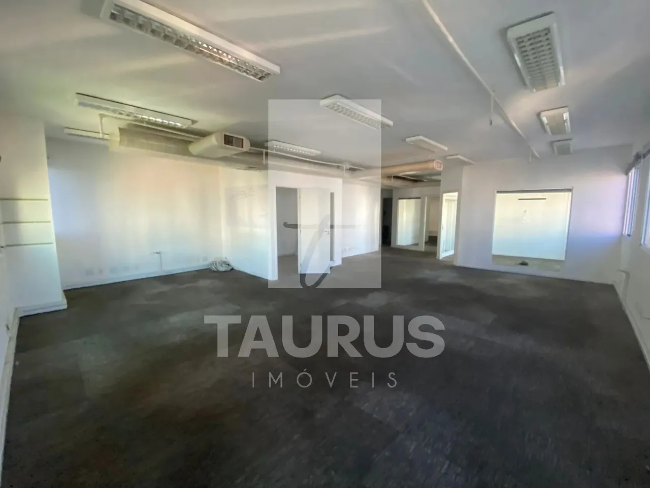 Sala Comercial para alugar em Moema - São Paulo-SP.