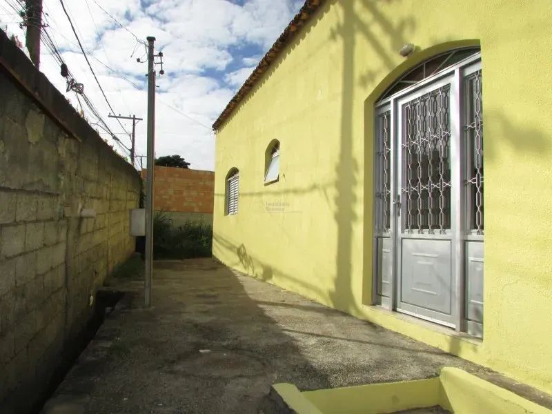 CASA DOIS QUARTOS COM SUITE, 4 VAGAS DE GARAGEM E AREA EXTERNA - Foto 3