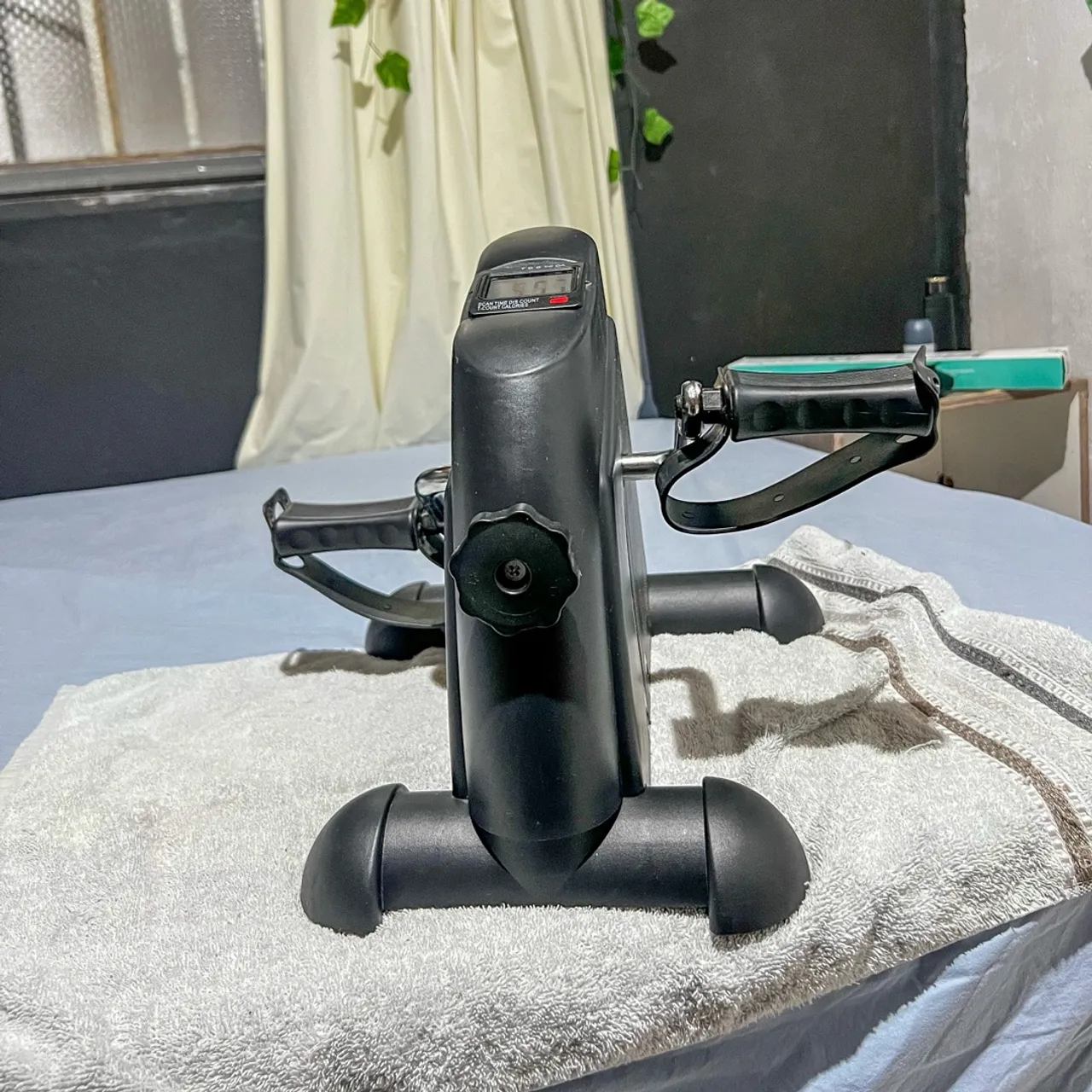 Mini Bike Ergométrica Portátil com Display Digital - Quase Nova!