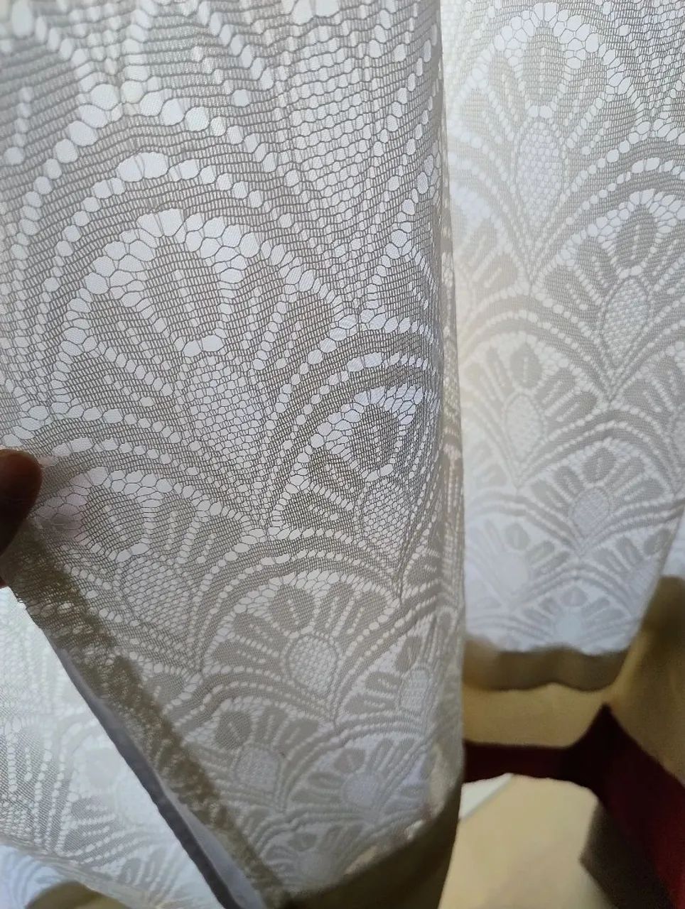 Cortina de renda branca com faixas bege e bordô - Foto 3