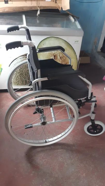 Cadeira de rodas Nova  - Foto 2