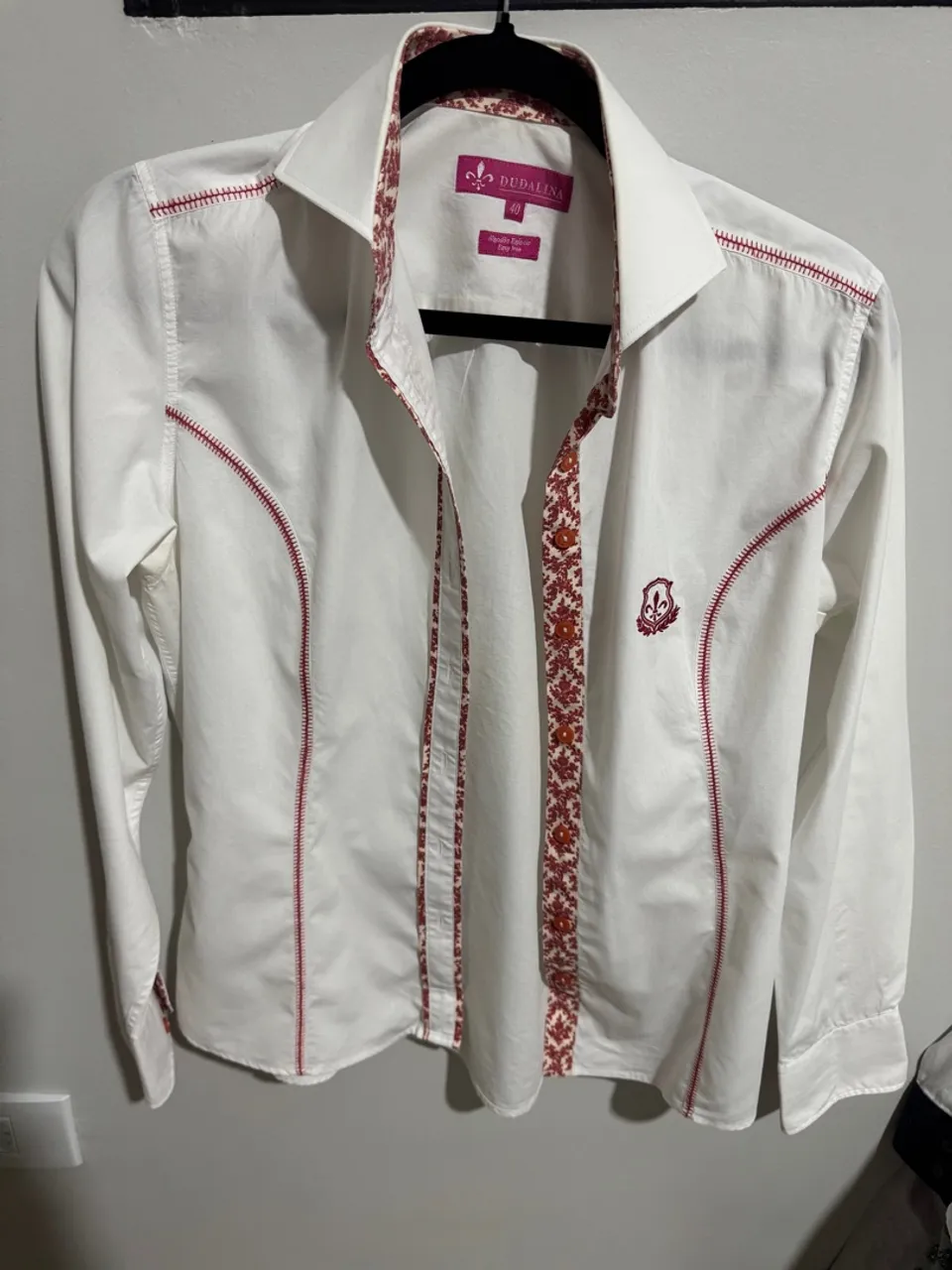 Camisa dudalina branca com detalhes vermelho 