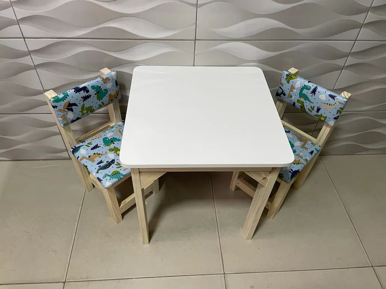 Mesa infantil baú, com cadeiras estofadas, estampa dinossauro 