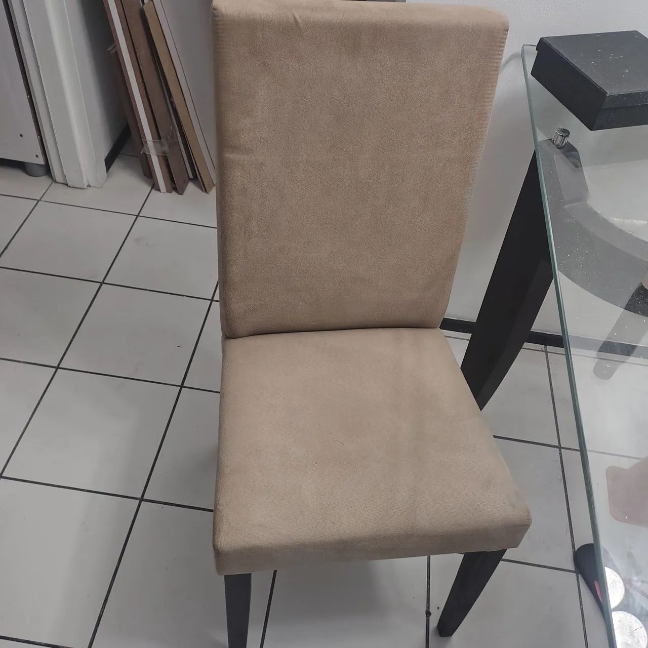 Conjunto com Vidro e base 1,40 x 0,90 + 4 cadeiras super conservadoras   - Foto 2