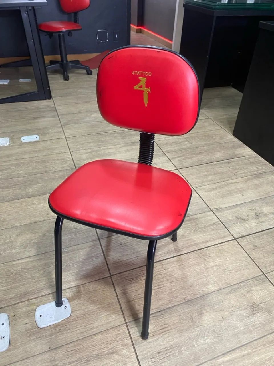 Cadeira Vermelha com Detalhe 4 Tattoo