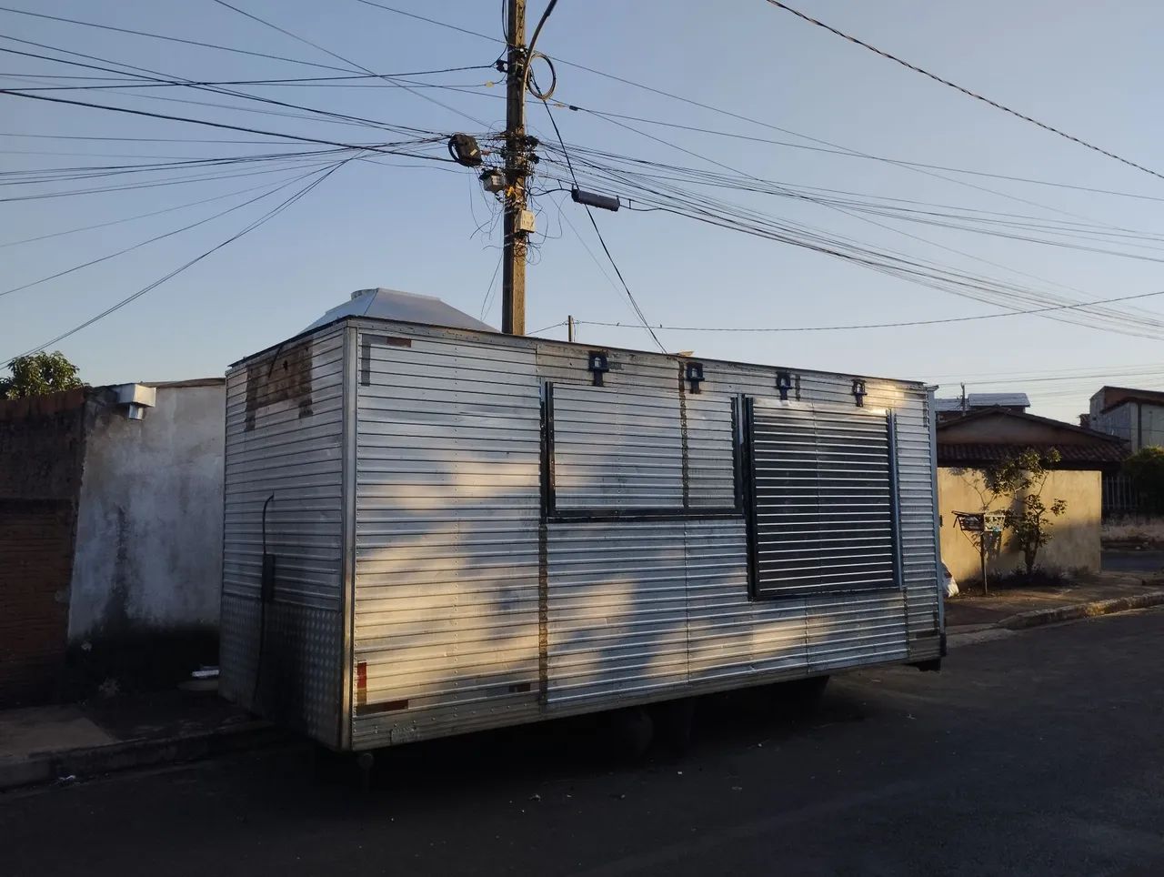 Baú 3/4 isotérmico adaptado para montar lanchonete. Contêiner container  - Foto 3