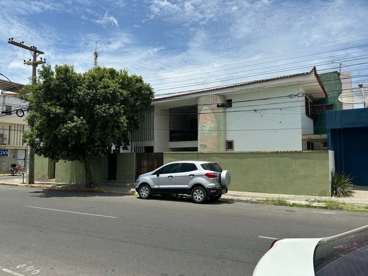 casa de esquina em rua comercial movimentada no centro (apenas o térreo disponível)