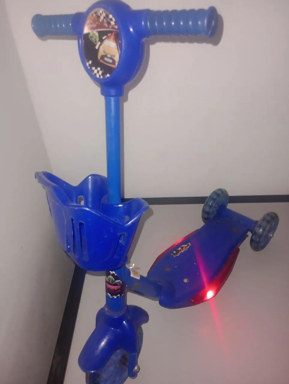 Patinete Infantil com Luzes música e cesto 