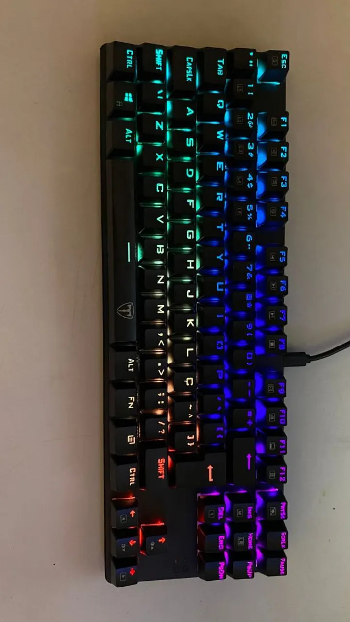 Teclado preto T-DAGGER RGB Semi-novo Switch marrom