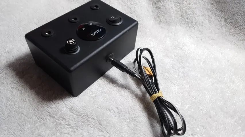 Case power bank 18650 com voltímetro